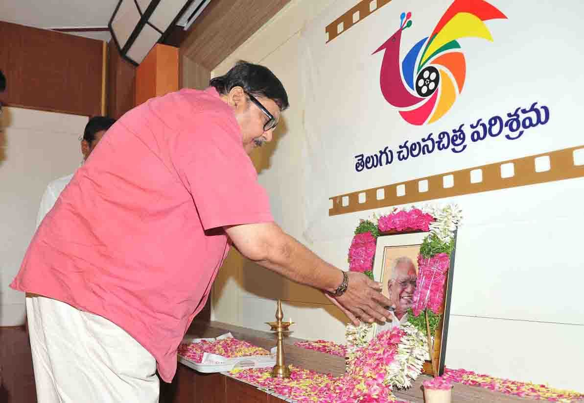 Chiranjeevi & Tollywood Condolences to Jaladi - Pictures | Picture 104365